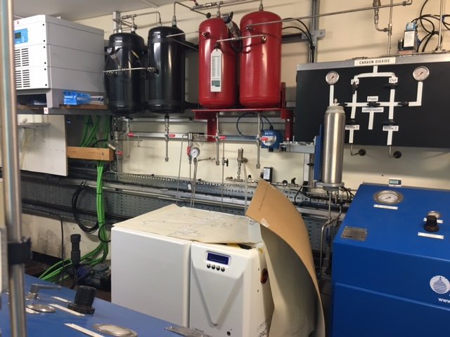 Gas manifold and storage vessels